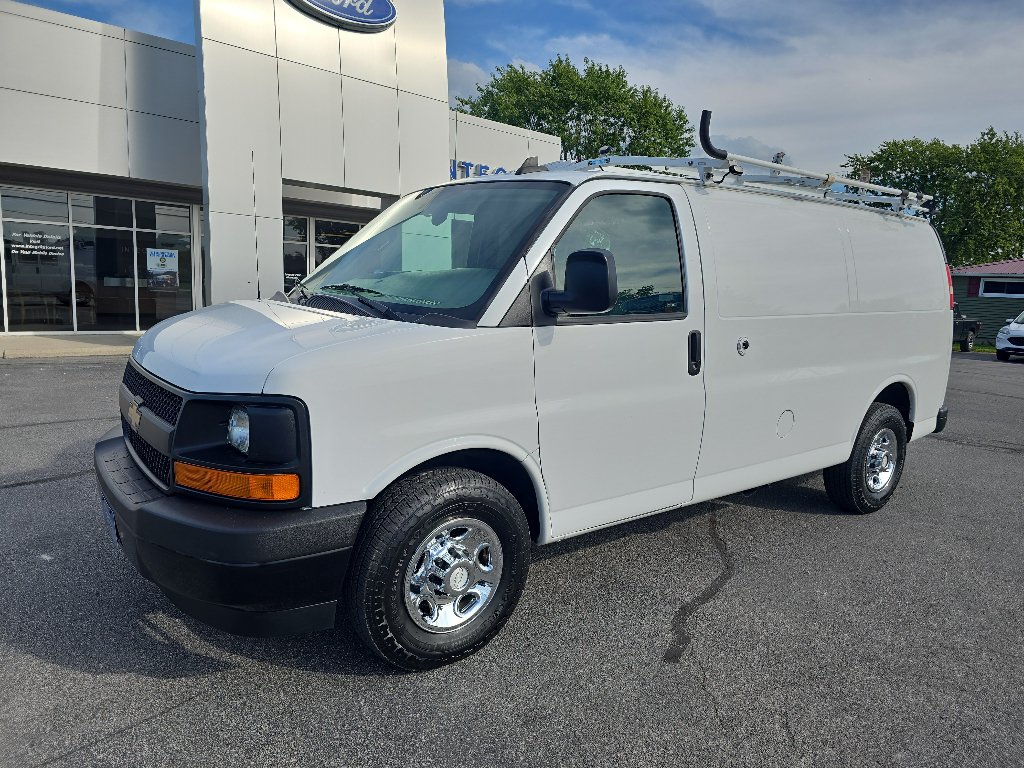 Used 2017 Chevrolet Express 2500 RWD image 2