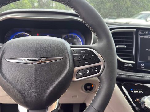 Used 2023 Chrysler Pacifica Touring-L FWD image 18