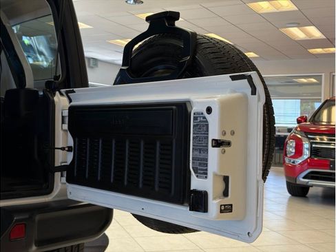 Used 2023 Jeep Wrangler Unlimited Sahara AWD/4WD image 27