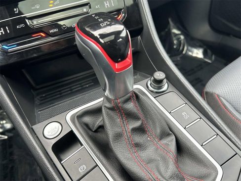 Used 2025 Volkswagen Jetta GLI Autobahn image 32