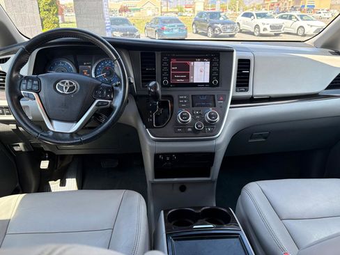 Used 2020 Toyota Sienna XLE w/ XLE Navigation Package FWD image 10