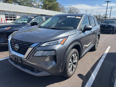 Used 2023 Nissan Rogue SV image 3