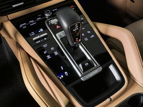 Certified 2023 Porsche Cayenne Coupe AWD/4WD image 18