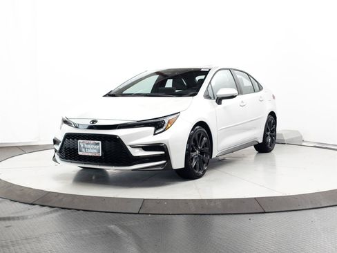 Used 2025 Toyota Corolla SE w/ SE Premium Package FWD image 3