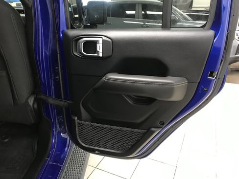 Used 2018 Jeep Wrangler Unlimited Sahara AWD/4WD image 11