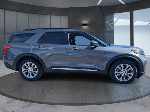 Used 2021 Ford Explorer XLT w/ Equipment Group 202A image 7