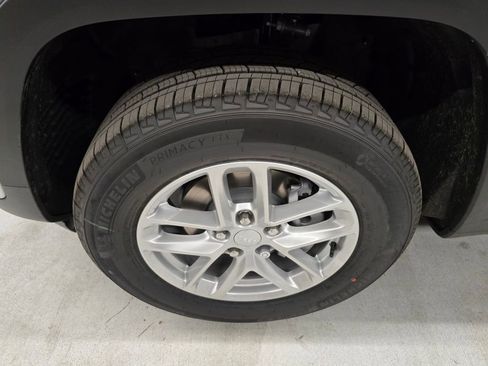 New 2025 Jeep Grand Cherokee Laredo X w/ Luxury Tech Group I image 9