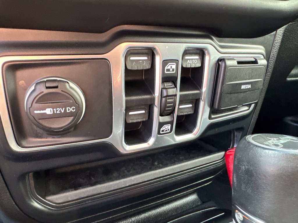 Used 2019 Jeep Wrangler Unlimited Sahara AWD/4WD image 26