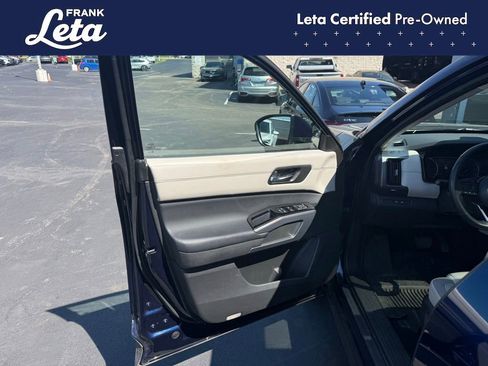 Used 2022 Nissan Pathfinder SL w/ SL Premium Package AWD/4WD image 11