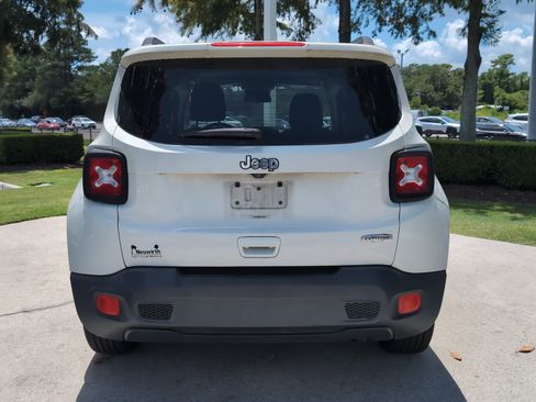 Used 2018 Jeep Renegade Latitude FWD image 9