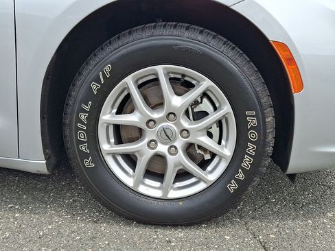 Used 2024 Chrysler Pacifica Touring-L FWD image 5
