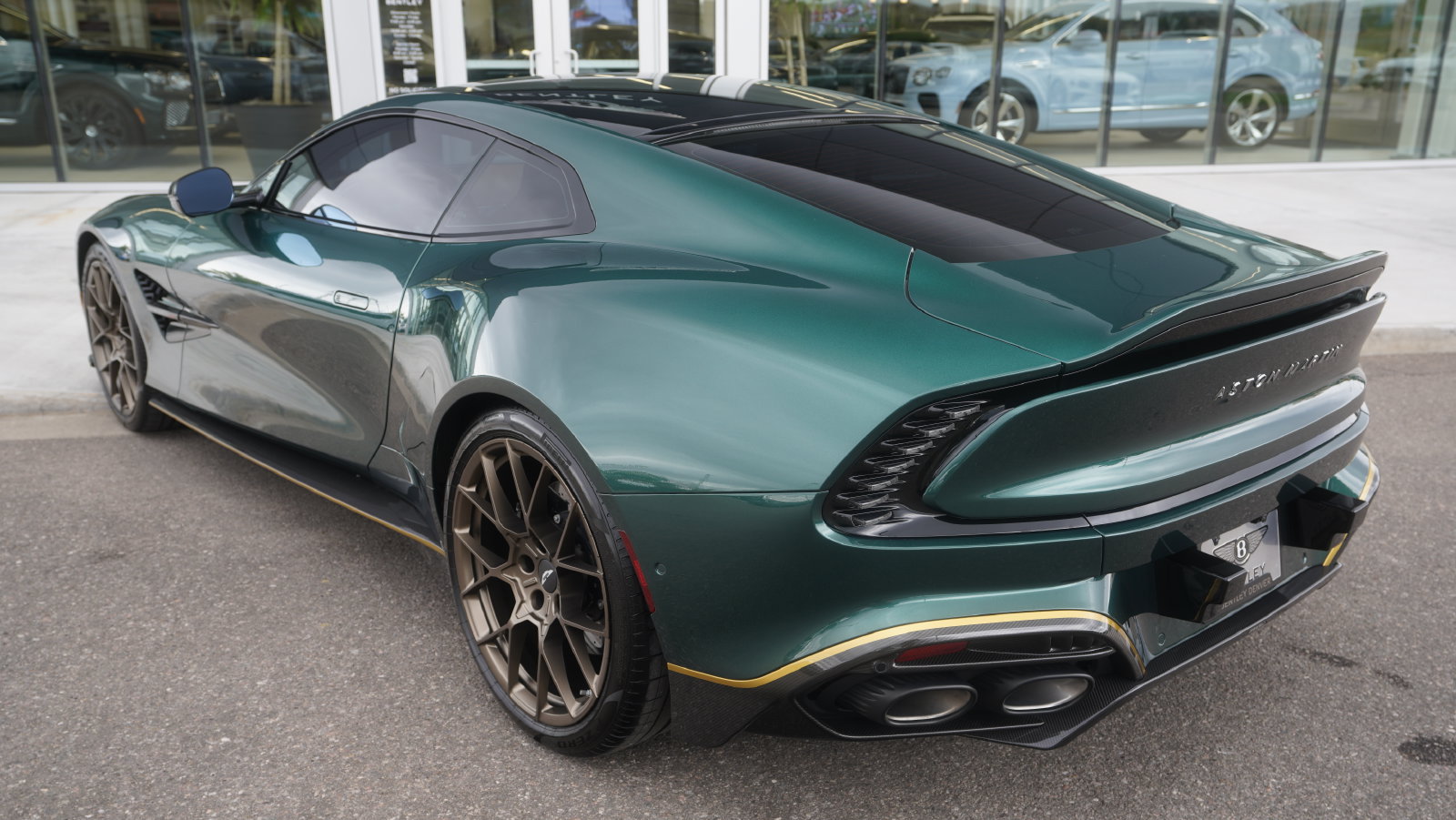Used 2025 Aston Martin Vanquish RWD image 9