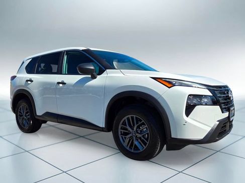 Used 2024 Nissan Rogue S FWD image 3