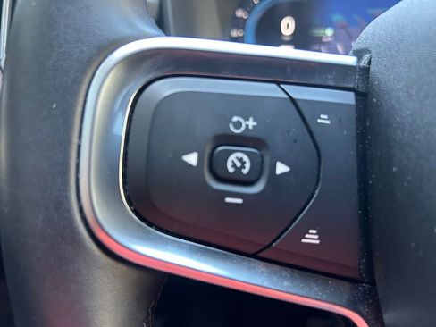 Certified 2025 Volvo XC40 B5 Plus image 23