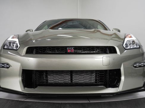 Used 2024 Nissan GT-R T-spec Dual-clutch 6-Speed Tra w/ Floor Mat Package image 15