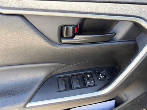 Used 2025 Toyota RAV4 LE AWD/4WD image 7