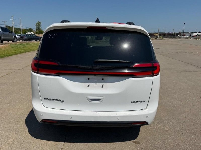 Used 2025 Chrysler Pacifica Limited FWD image 4