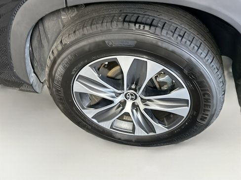 Used 2025 Toyota Highlander XLE image 11