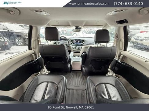 Used 2021 Chrysler Pacifica Touring-L FWD image 16