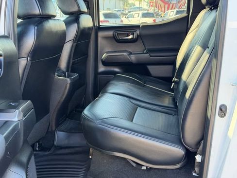 Used 2022 Toyota Tacoma TRD Sport w/ TRD Premium Sport Package AWD/4WD image 18