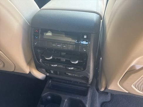 Used 2023 Jeep Grand Cherokee L Limited w/ Luxury Tech Group II AWD/4WD image 6