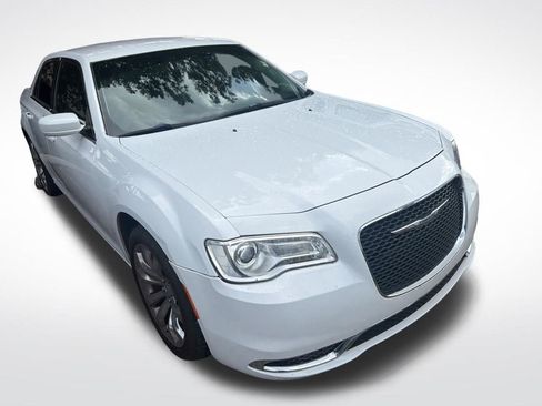 Used 2016 Chrysler 300 Limited RWD image 3