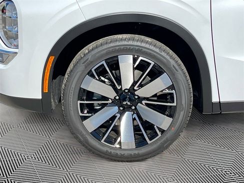 New 2025 Mitsubishi Outlander SE image 33