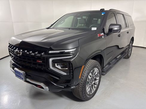 Used 2025 Chevrolet Suburban Z71 image 5
