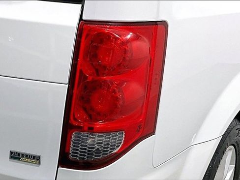 Used 2019 Dodge Grand Caravan SE w/ UConnect Hands-Free Group image 24