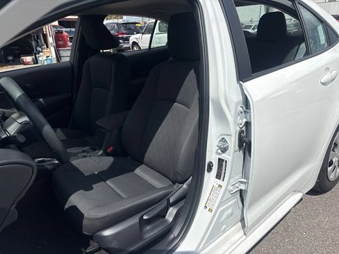 Used 2025 Toyota Corolla LE FWD image 9
