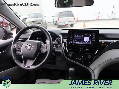 Used 2022 Toyota Camry SE image 13