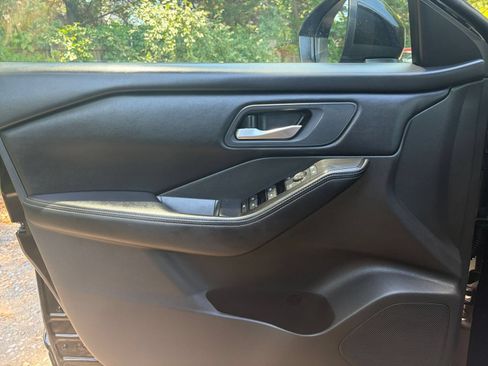 Used 2025 Nissan Rogue SV FWD image 18