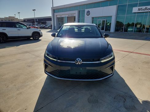 Used 2025 Volkswagen Jetta SE FWD image 2