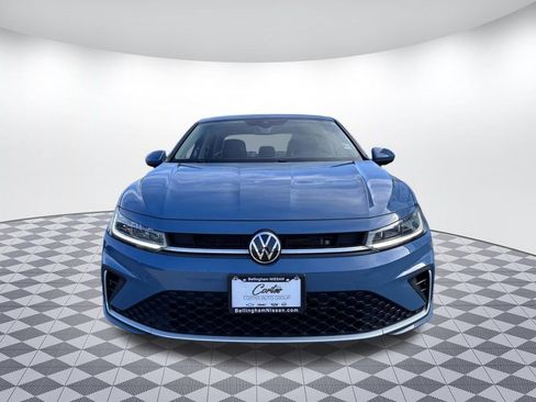 Used 2025 Volkswagen Jetta SE image 2