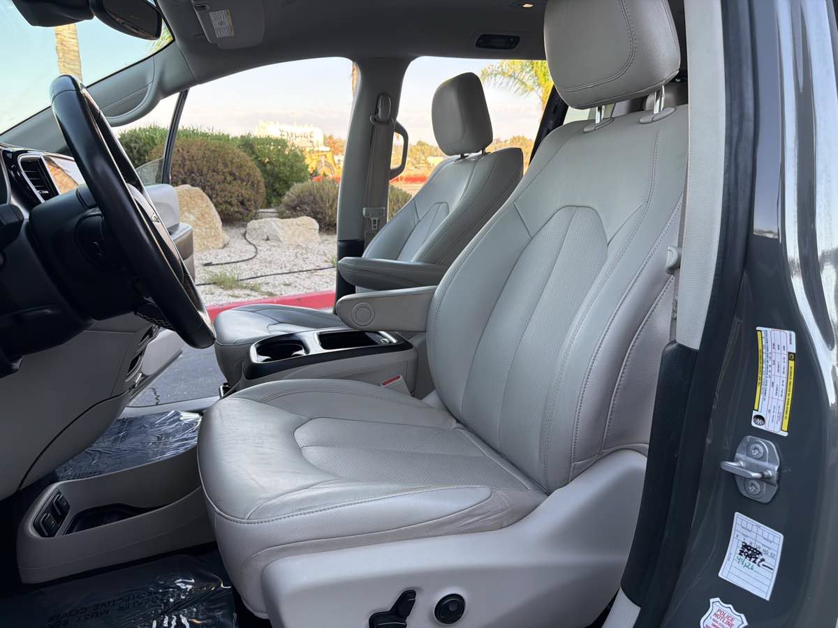 Used 2021 Chrysler Pacifica Touring-L FWD image 24