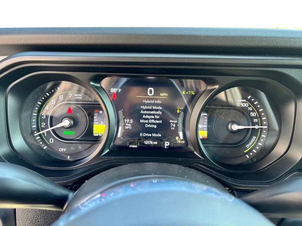 Used 2024 Jeep Wrangler Unlimited Sahara w/ Technology Group AWD/4WD image 15
