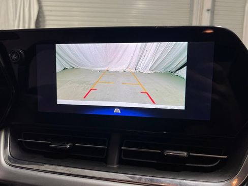 Used 2025 Chevrolet Trax LT FWD image 32