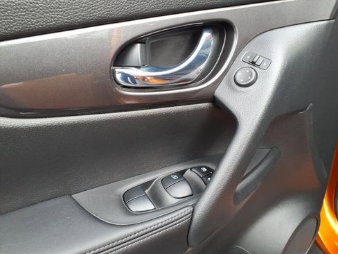 Used 2020 Nissan Rogue SV image 6