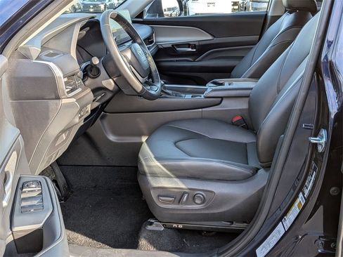 Used 2025 Toyota Grand Highlander AWD image 11