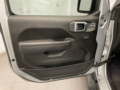 Certified 2023 Jeep Gladiator Sport AWD/4WD image 21