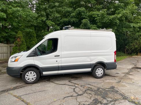 Used 2018 Ford Transit 250 130 Medium Roof RWD image 2