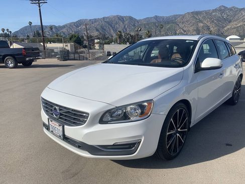 Used 2016 Volvo V60 T5 Premier w/ Convenience Package FWD image 4