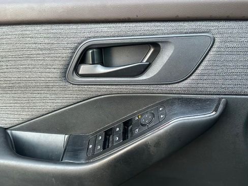 Used 2023 Nissan Rogue S image 7