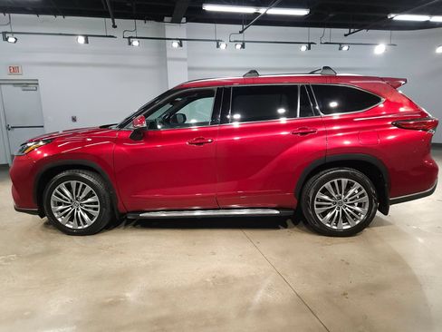 Used 2022 Toyota Highlander Platinum FWD image 4