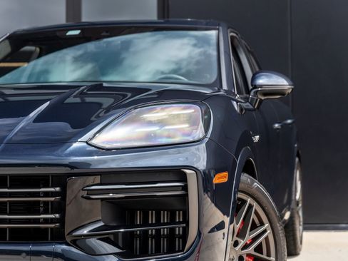 Certified 2025 Porsche Cayenne Turbo AWD/4WD image 16