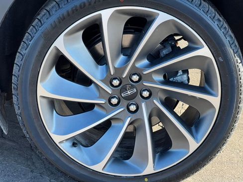 Used 2023 Lincoln Nautilus Reserve w/ Equipment Group 202A image 9