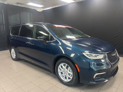 Used 2025 Chrysler Pacifica Select