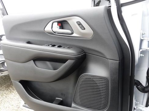 New 2026 Chrysler Pacifica Select image 13