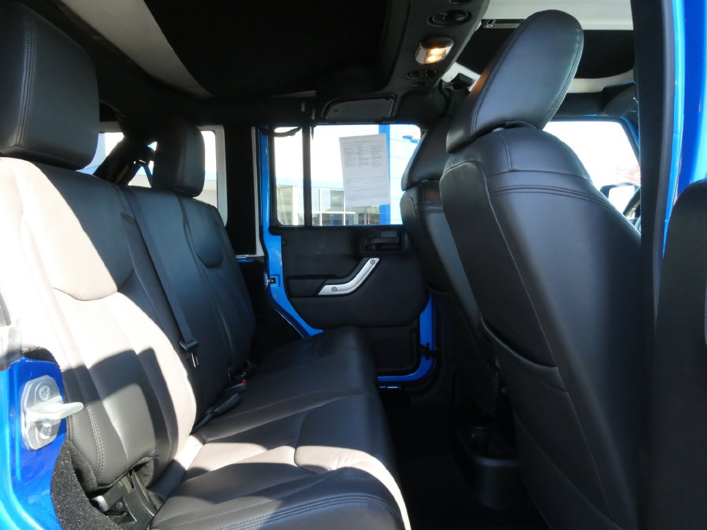 Used 2015 Jeep Wrangler Unlimited Sahara w/ Dual Top Group AWD/4WD image 15