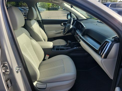 Certified 2025 Kia Sorento S w/ Panoramic Sunroof Package FWD image 5